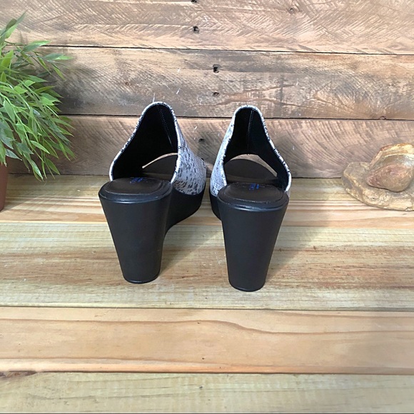 Tahari faux snake skin platform slides - Picture 3 of 7